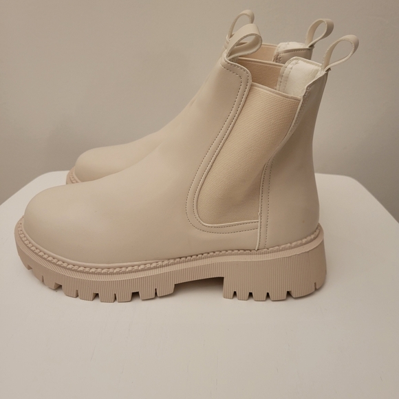 Women's Chelsea Boots (Cream) - Picture 2 of 4